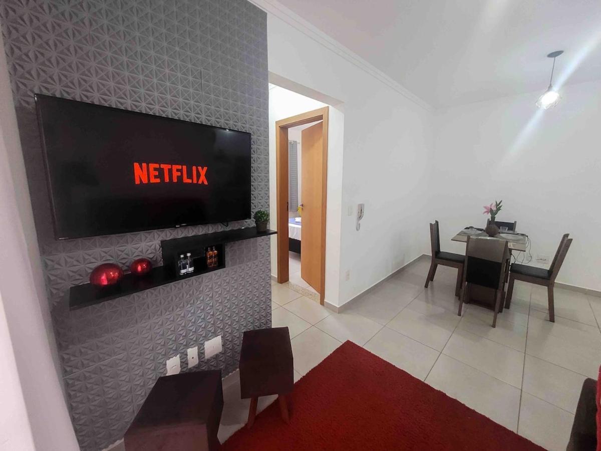 Bem No Centro, Cozinha Completa, Varanda E Garagem Poços de Caldas Buitenkant foto