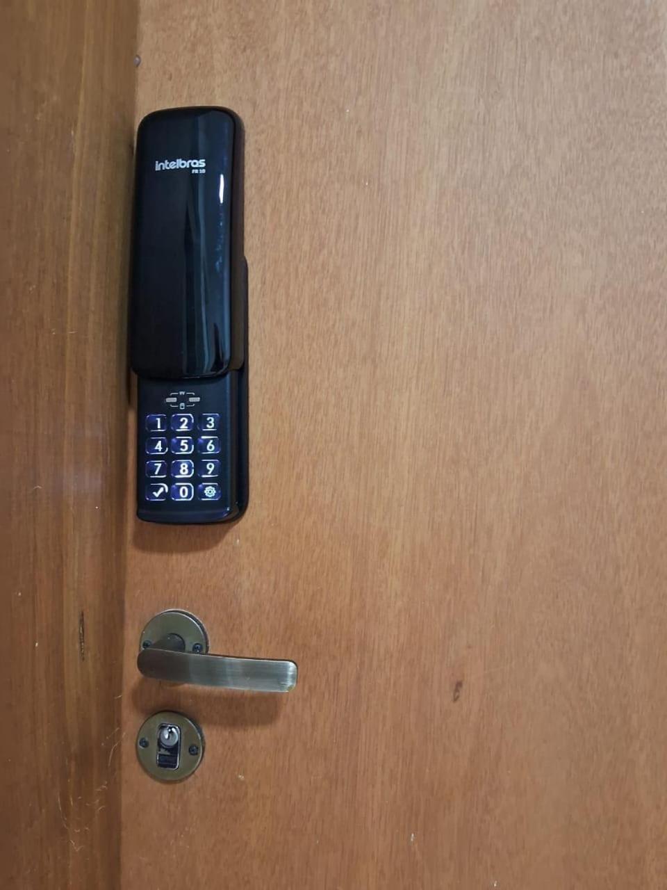Bem No Centro, Cozinha Completa, Varanda E Garagem Poços de Caldas Buitenkant foto
